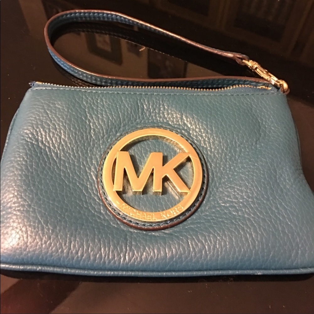 Nearly New Wristlet Mk Authentic Color Stars Out - image 2